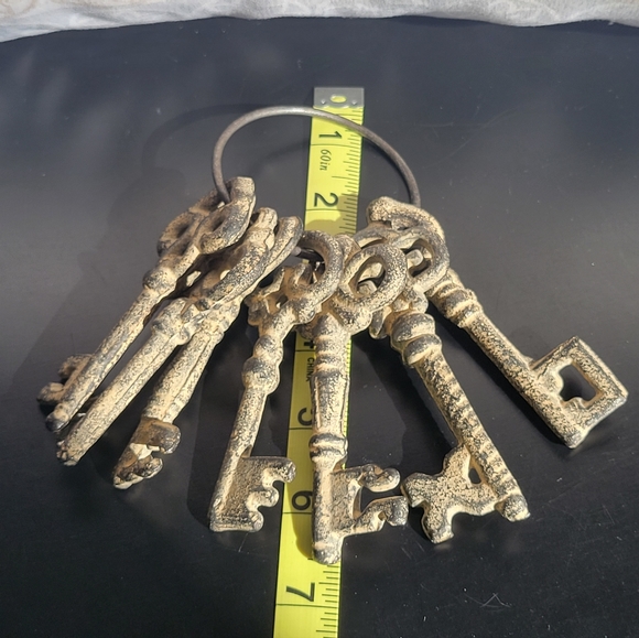 Antique Set of 7 Unique Skeleton Keys - Picture 13 of 16
